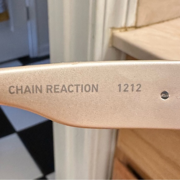 Quay pearl colored cat wide lens. Colored lens with lespecs case and duster - Picture 8 of 8